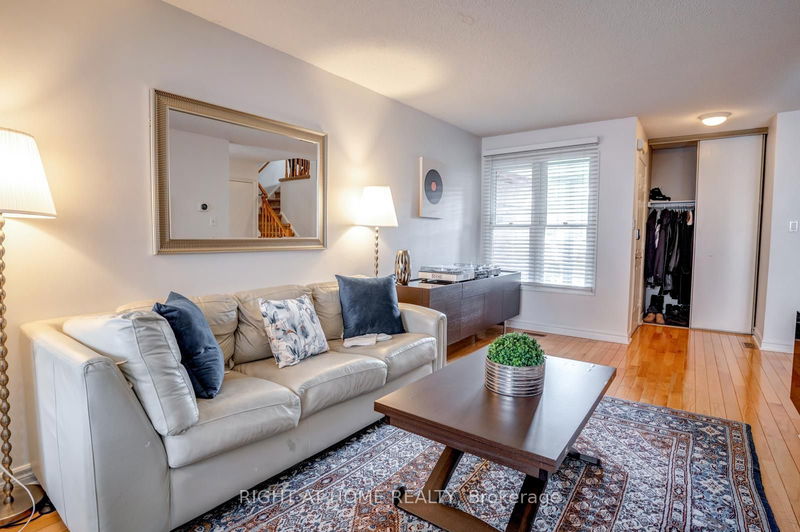 90 Ritva Crt  Richmond Hill, L4C 9R4 | Image 6