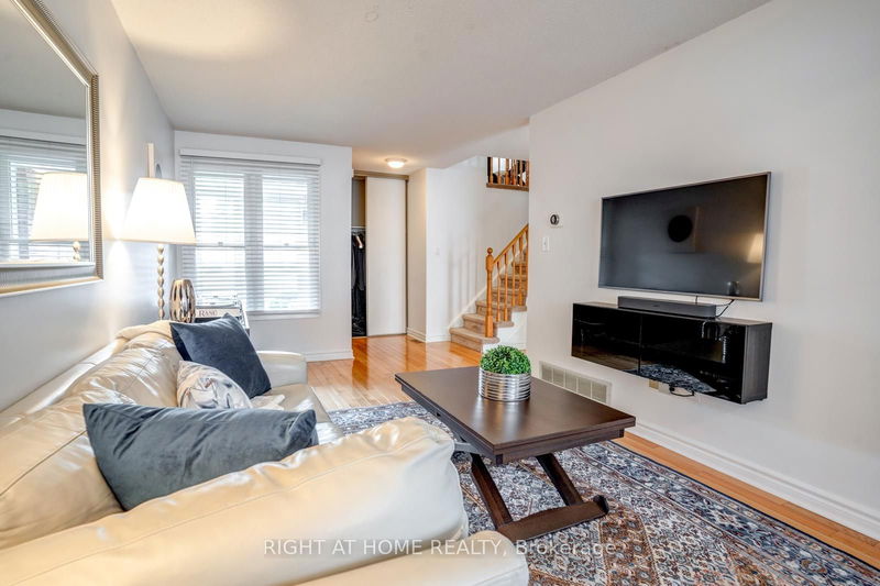 90 Ritva Crt  Richmond Hill, L4C 9R4 | Image 7