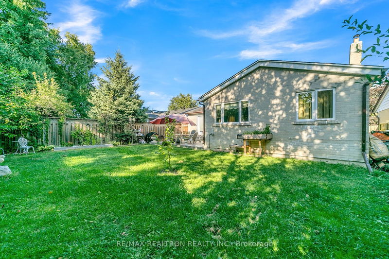 374 Borden Ave  Newmarket, L3Y 5B9 | Image 35