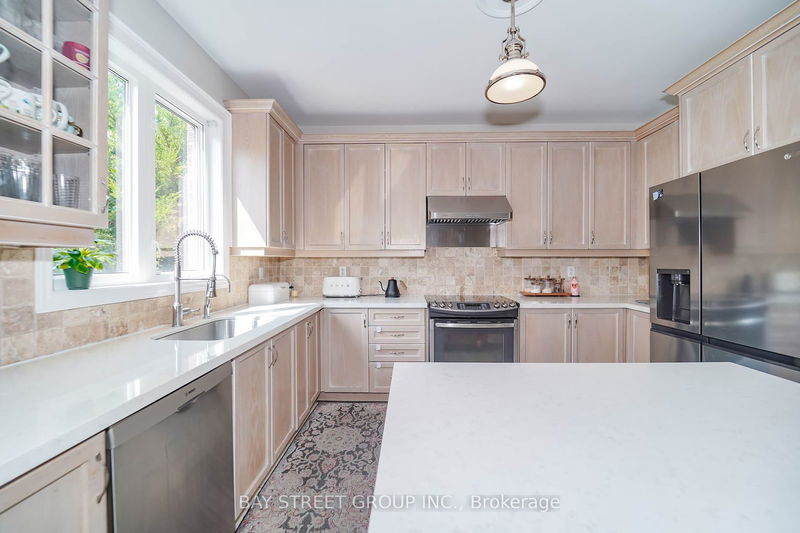 10 Morland Cres  Aurora, L4G 7Z2 | Image 12