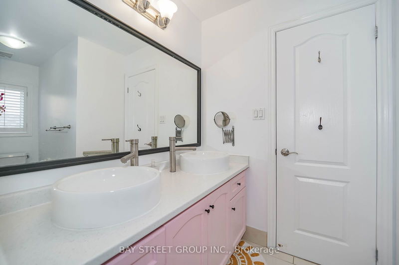 10 Morland Cres  Aurora, L4G 7Z2 | Image 22