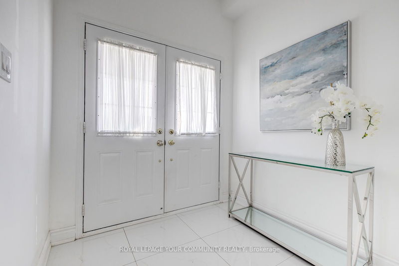 62 Laramie Cres  Vaughan, L6A 0P8 | Image 3