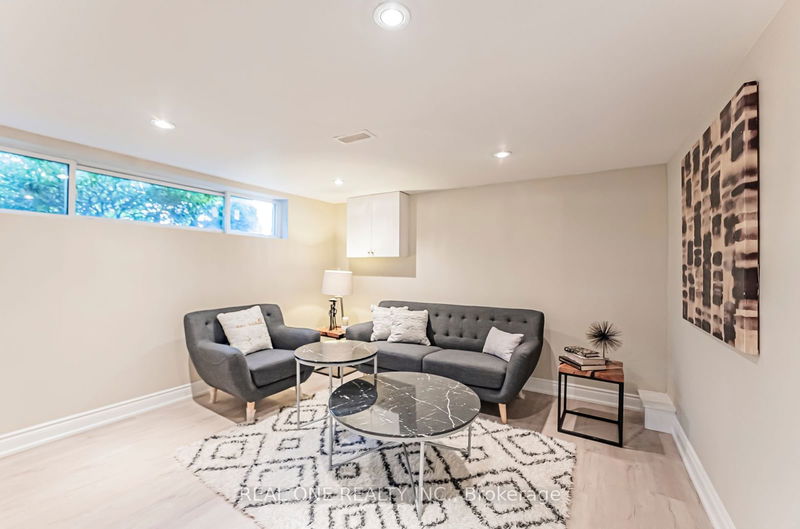 127 Cascade Circ  Richmond Hill, L4C 3H8 | Image 19