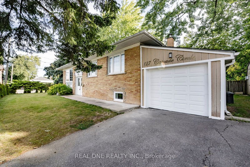 127 Cascade Circ  Richmond Hill, L4C 3H8 | Image 2