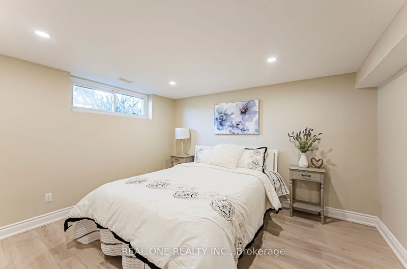 127 Cascade Circ  Richmond Hill, L4C 3H8 | Image 22