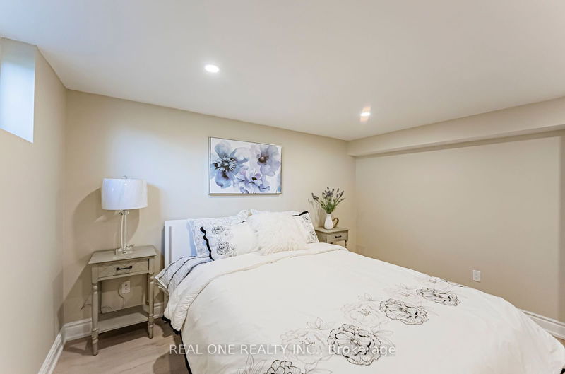 127 Cascade Circ  Richmond Hill, L4C 3H8 | Image 23