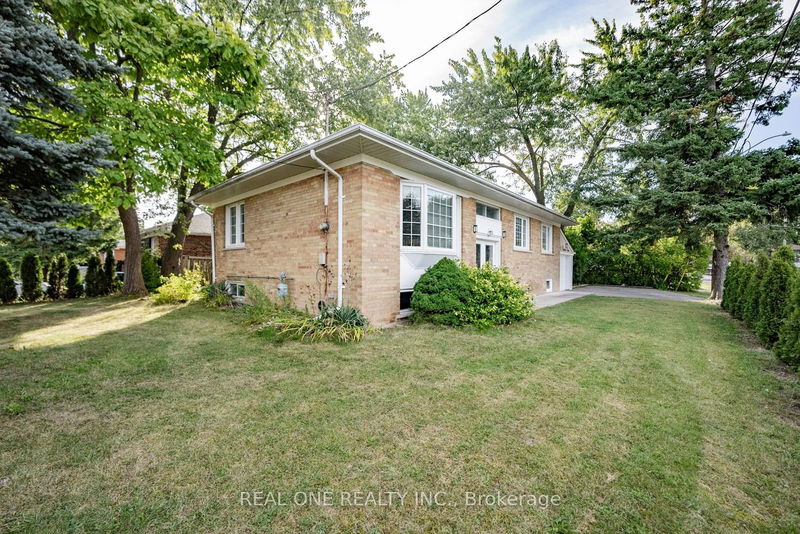 127 Cascade Circ  Richmond Hill, L4C 3H8 | Image 3