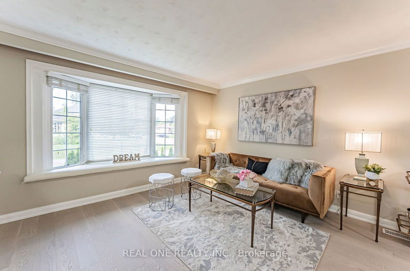 127 Cascade Circ  Richmond Hill, L4C 3H8 | Image 6