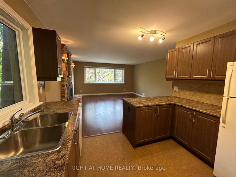 36 Aurora Heights Dr, Aurora, L4G 2W7 | Image 3