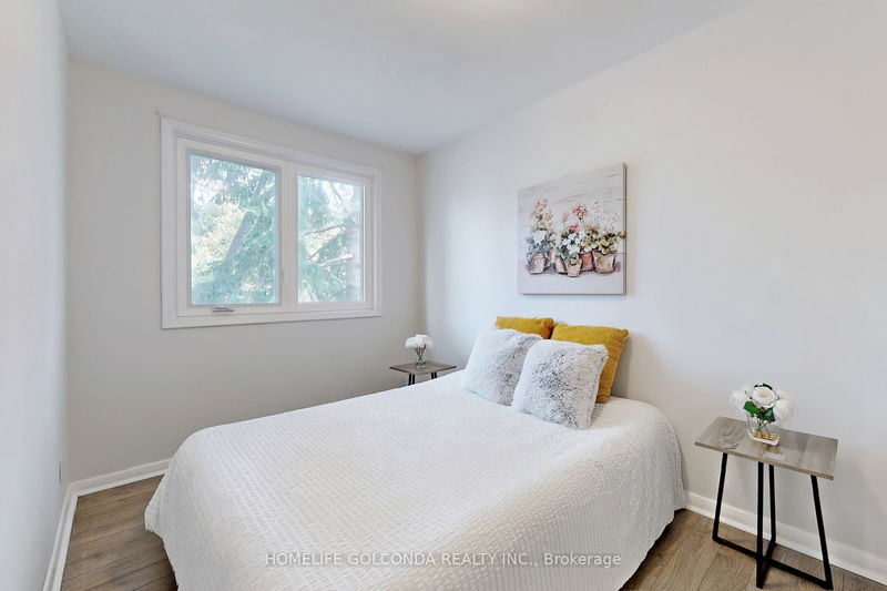 330 Neal Dr  Richmond Hill, L4C 3L5 | Image 12