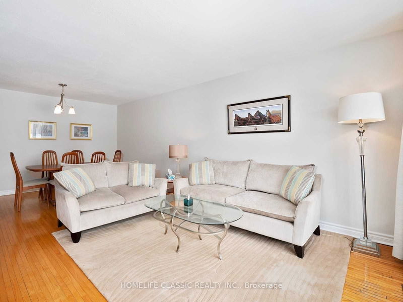 43 Bailey Cres  Aurora, L4G 2B2 | Image 3