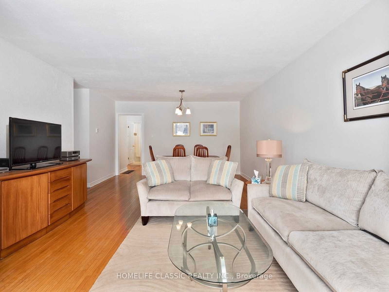 43 Bailey Cres  Aurora, L4G 2B2 | Image 4