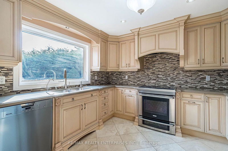 37 Hill Top Tr  Whitchurch-Stouffville, L4A 7X4 | Image 18