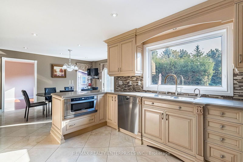 37 Hill Top Tr  Whitchurch-Stouffville, L4A 7X4 | Image 20