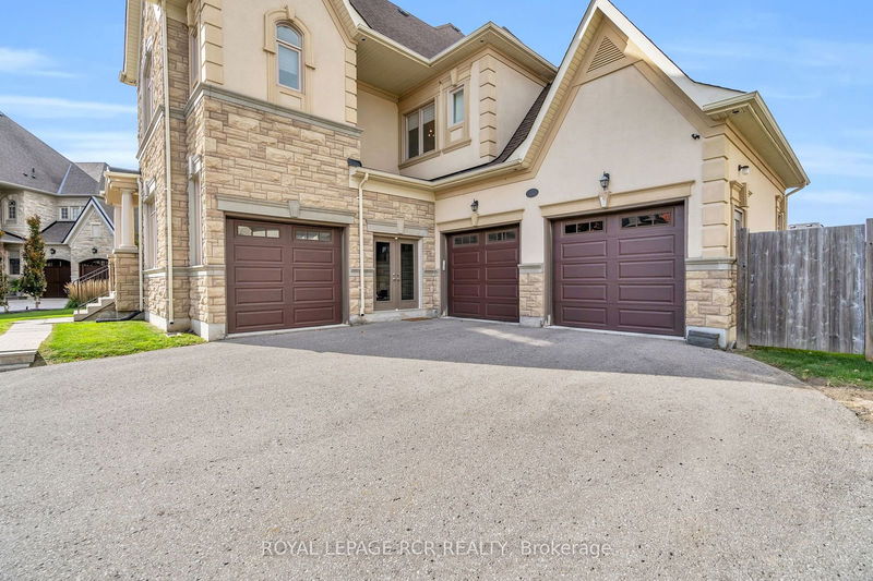 30 Longthorpe Crt  Aurora, L4G 0K4 | Image 2