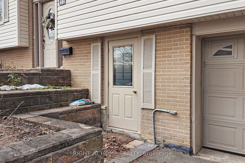 22 Penwick Cres  Richmond Hill, L4C 5B4 | Image 3