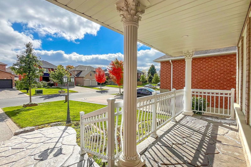 115 Pine Hollow Cres  Vaughan, L6A 2L5 | Image 2