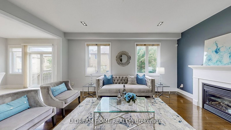 939 Memorial Circ, Newmarket, L3X 0B5 | Image 2