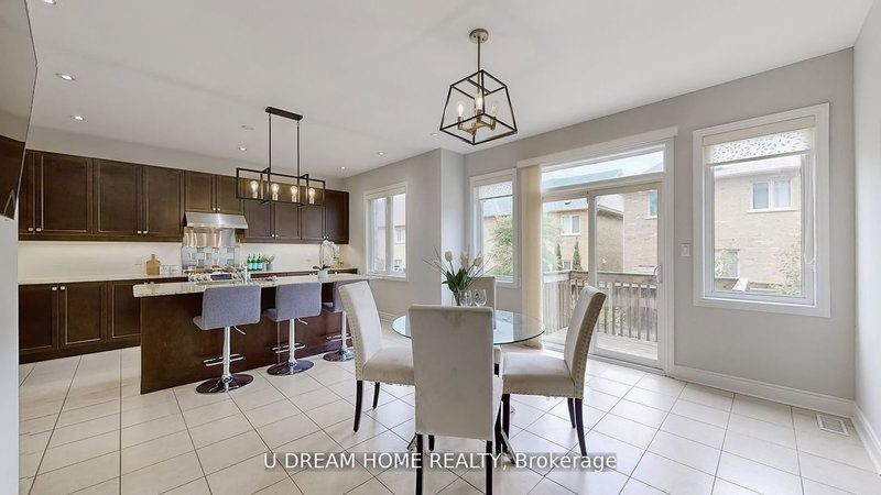 939 Memorial Circ, Newmarket, L3X 0B5 | Image 3