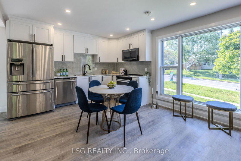 56 Millard Ave, Newmarket, L3Y 1Y8 | Image 2