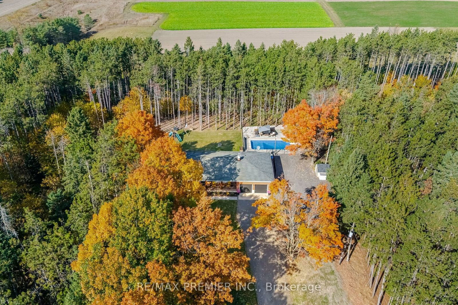 Building in 4904 10th Sideroad