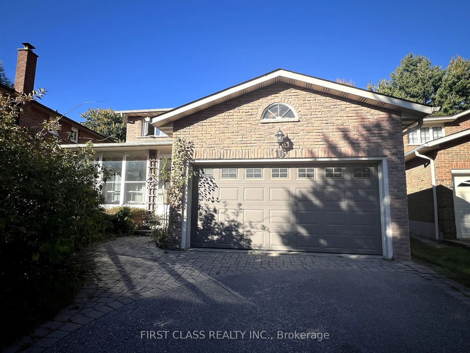 Building in 16 Whiteoak Court