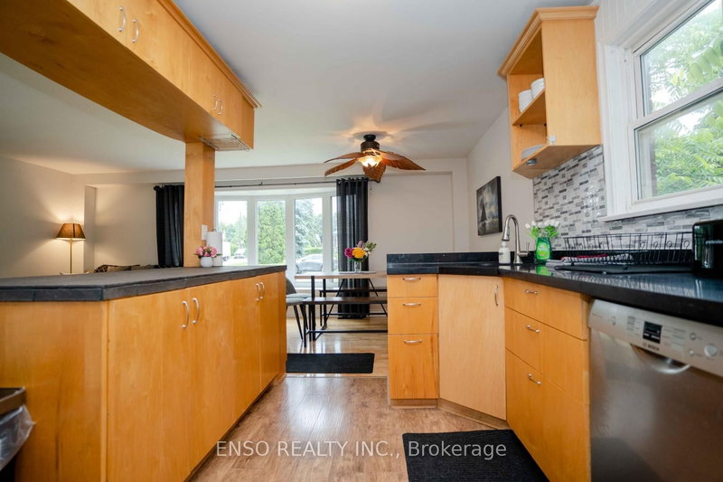 Unit B - 24 Gentry Cres, Richmond Hill, L4C 2G9 | Image 2