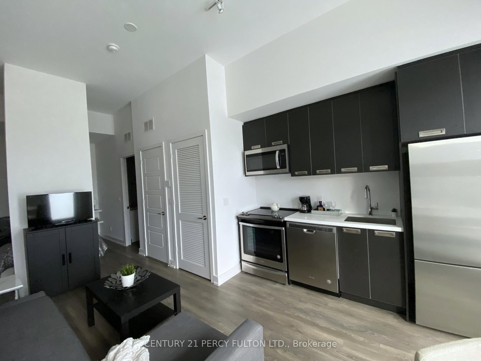 Listing Image 12