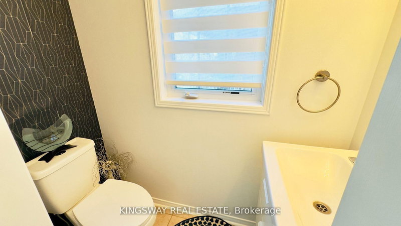 164 Gail Parks Cres, Newmarket, L3X 3C1 | Image 3