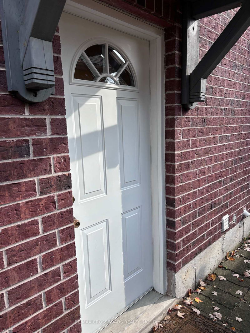 home for lease on 129 Lakeland Crescent