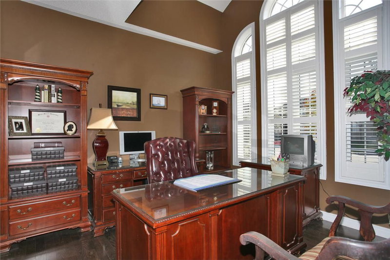 2431 Meadowridge Dr, Oakville, L6H7R3 | Image 2