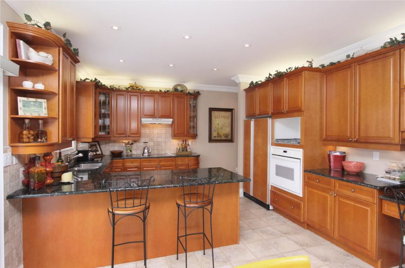 8 Deer Run Cres, Halton Hills, L7J 2L7 | Image 2