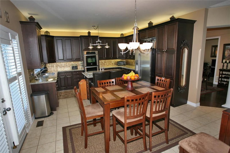 2431 Meadowridge Dr, Oakville, L6H7R3 | Image 2