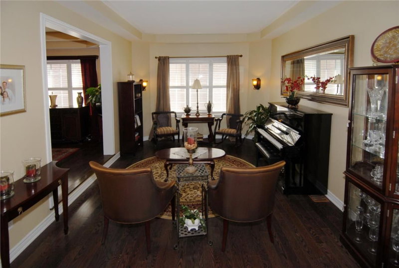 2431 Meadowridge Dr, Oakville, L6H7R3 | Image 2