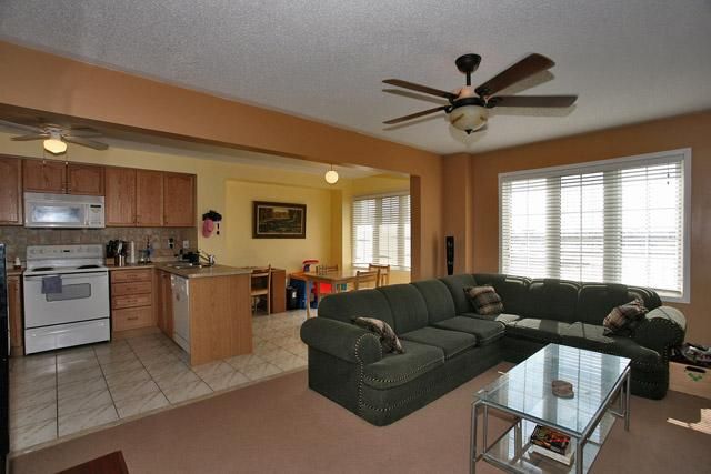 1251 Lamont Cres, Milton, L9T6W4 | Image 3