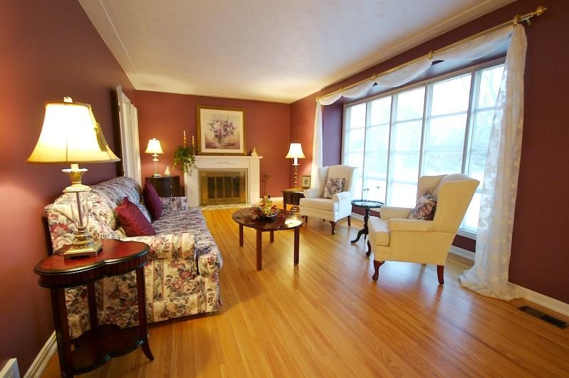 134 Fairwood Pl W, Burlington, L7T 4B6 | Image 2