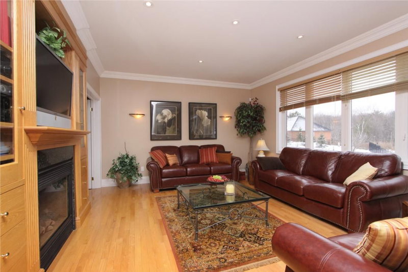 8 Deer Run Cres, Halton Hills, L7J 2L7 | Image 3