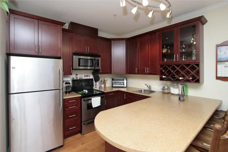 305 - 459 Kerr St, Oakville, L6K3C2 | Image 2