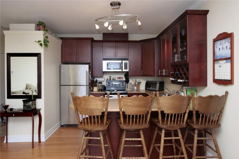 305 - 459 Kerr St, Oakville, L6K3C2 | Image 3