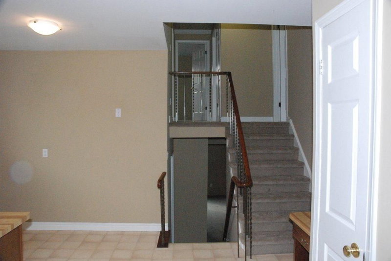 565 Hayward Cres, Milton, L9T 4T8 | Image 3