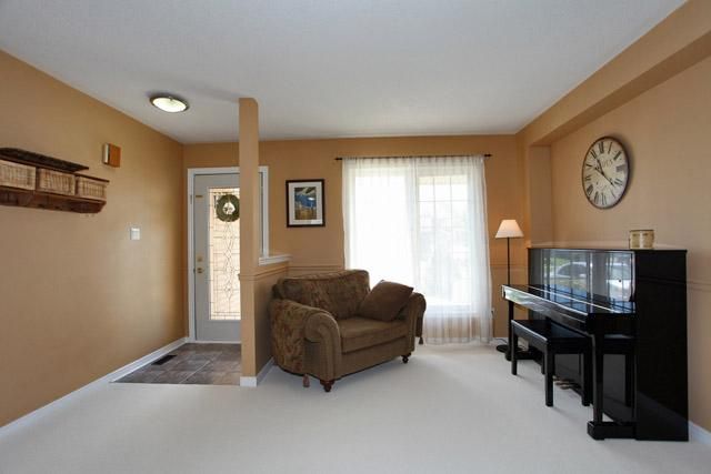 2287 Kingfisher Crt, Oakville, L6M3X3 | Image 2