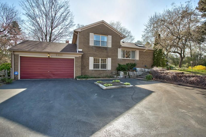 1300 Braeside Dr, Oakville, L6J2A4 | Image 3