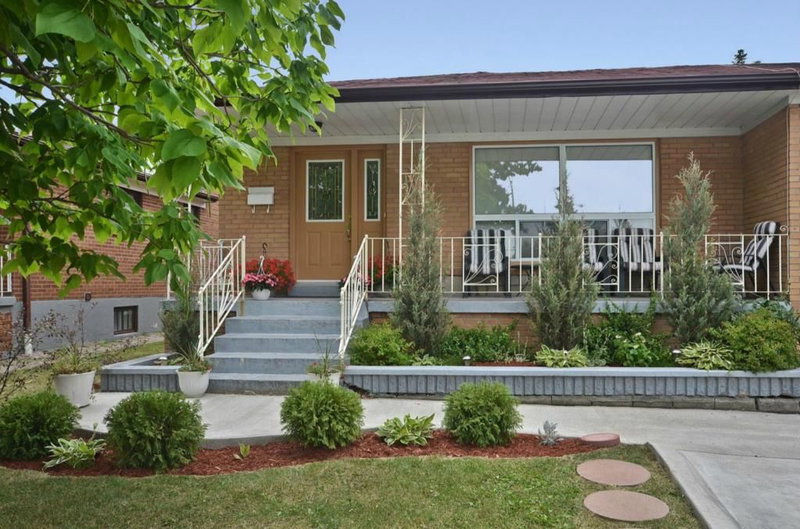 7566 Lockington Cres, Mississauga, L4T2V5 | Image 2