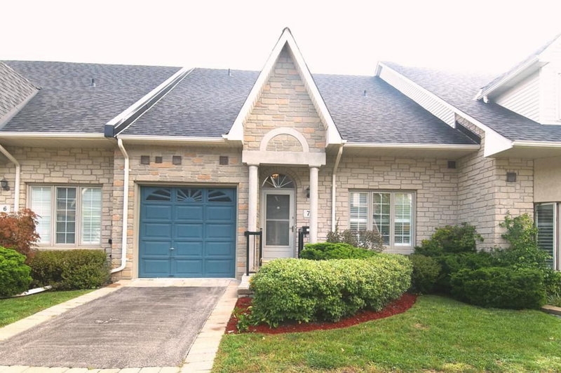 7 - 1010 Cristina Crt, Mississauga, L5J4T7 | Image 2