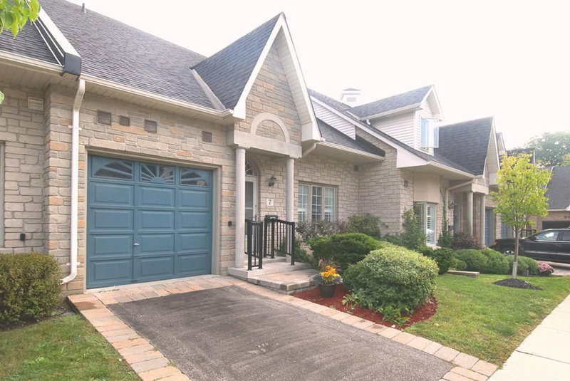 7 - 1010 Cristina Crt, Mississauga, L5J4T7 | Image 3