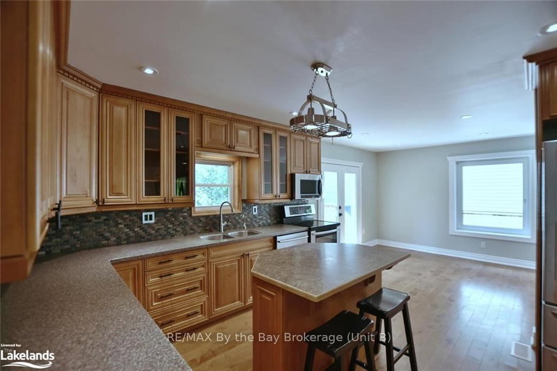 104 KNOX Rd E, Wasaga Beach, L9Z 2T5 | Image 2