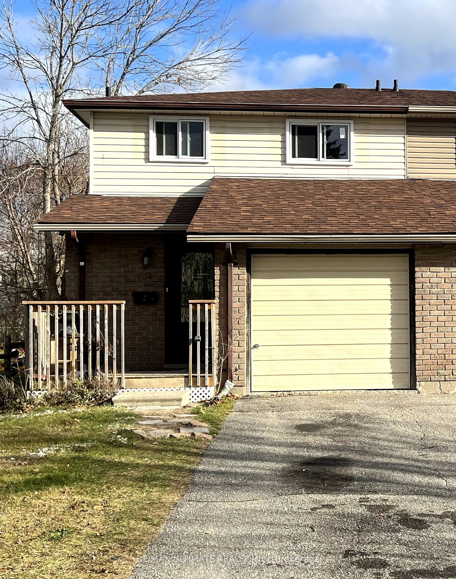 Building in 102 Mowat Crescent