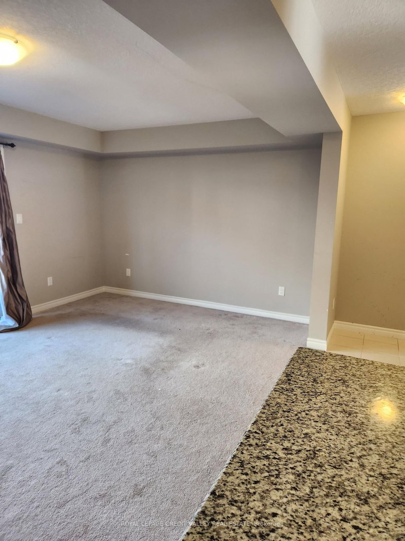 984 Wright Dr, Midland, L4R 0E4 | Image 2