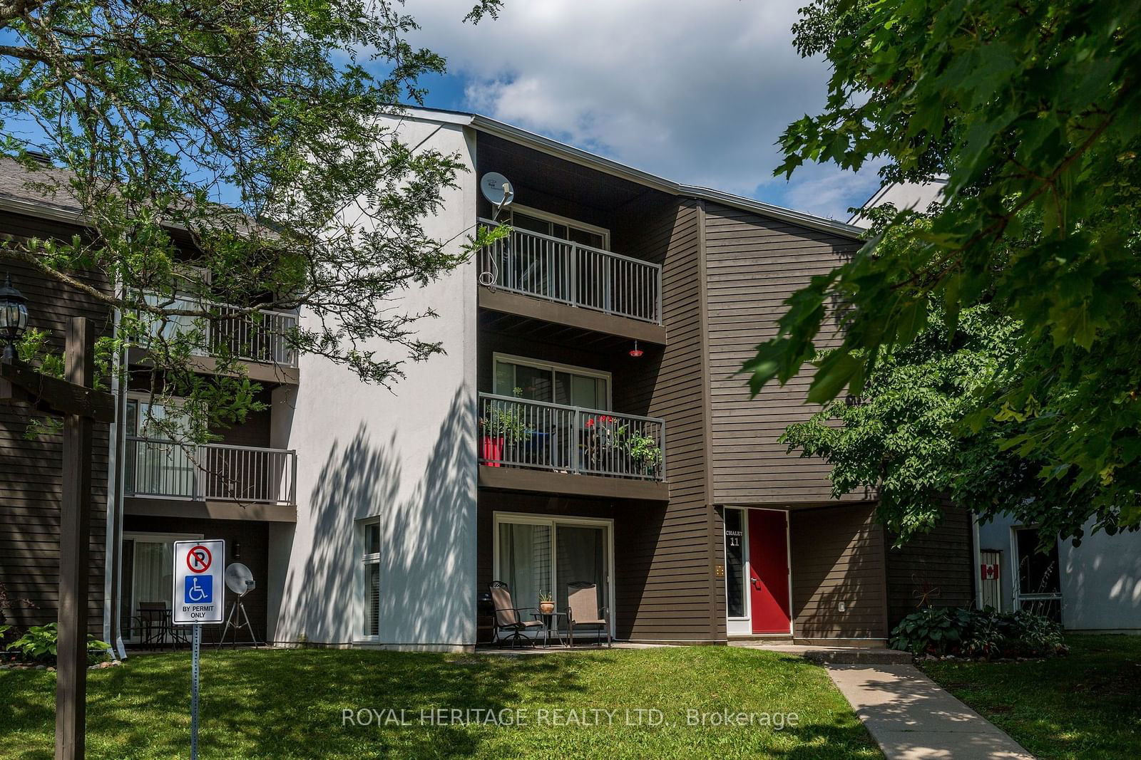 Building at 1102 Horseshoe Valley Road, Oro-Medonte, Horseshoe Valley