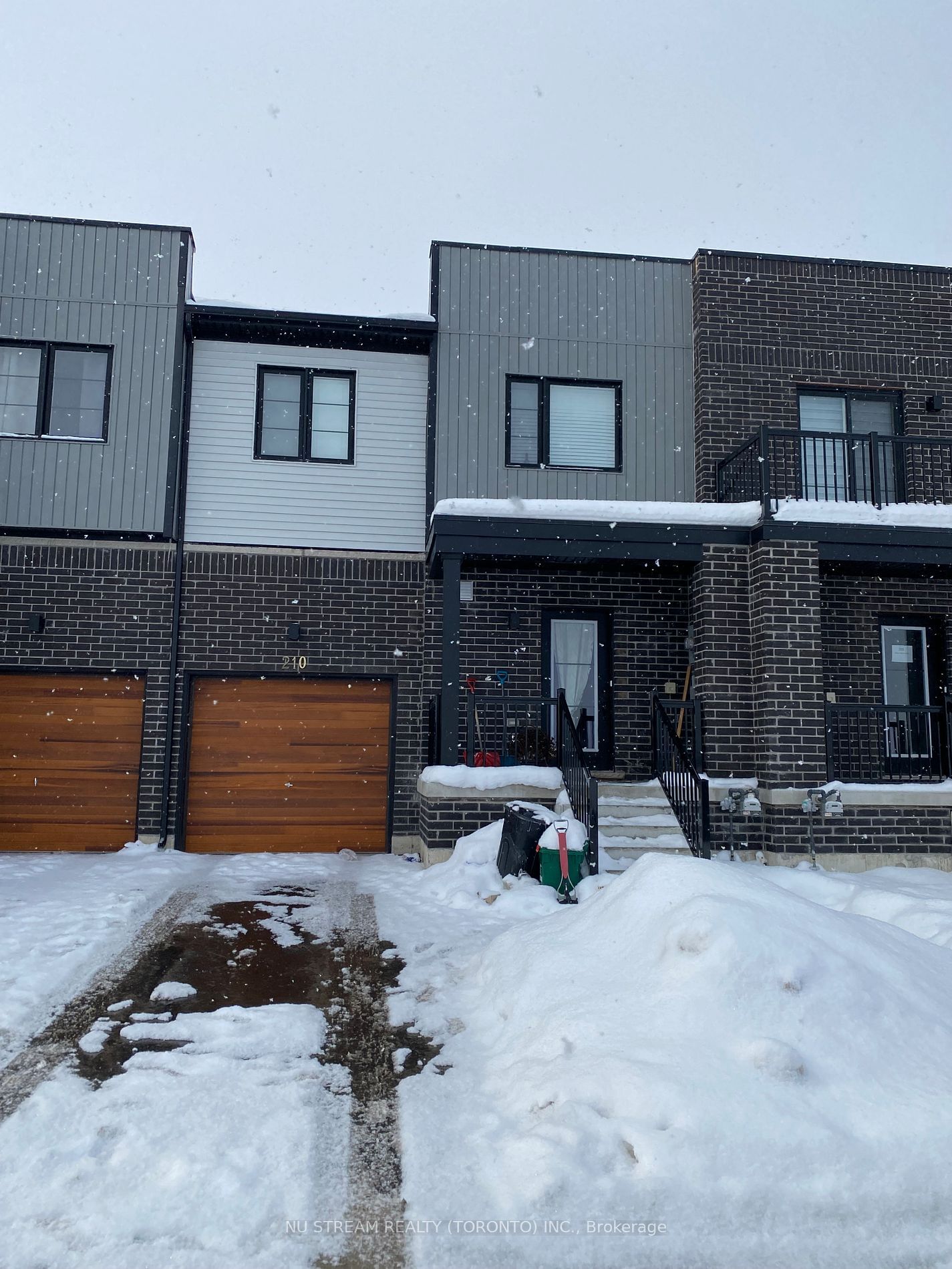 Townhouse for lease at 210 Prince William Way, Barrie, Rural Barrie Southeast, L9J 0C2 - MLS: S11928218